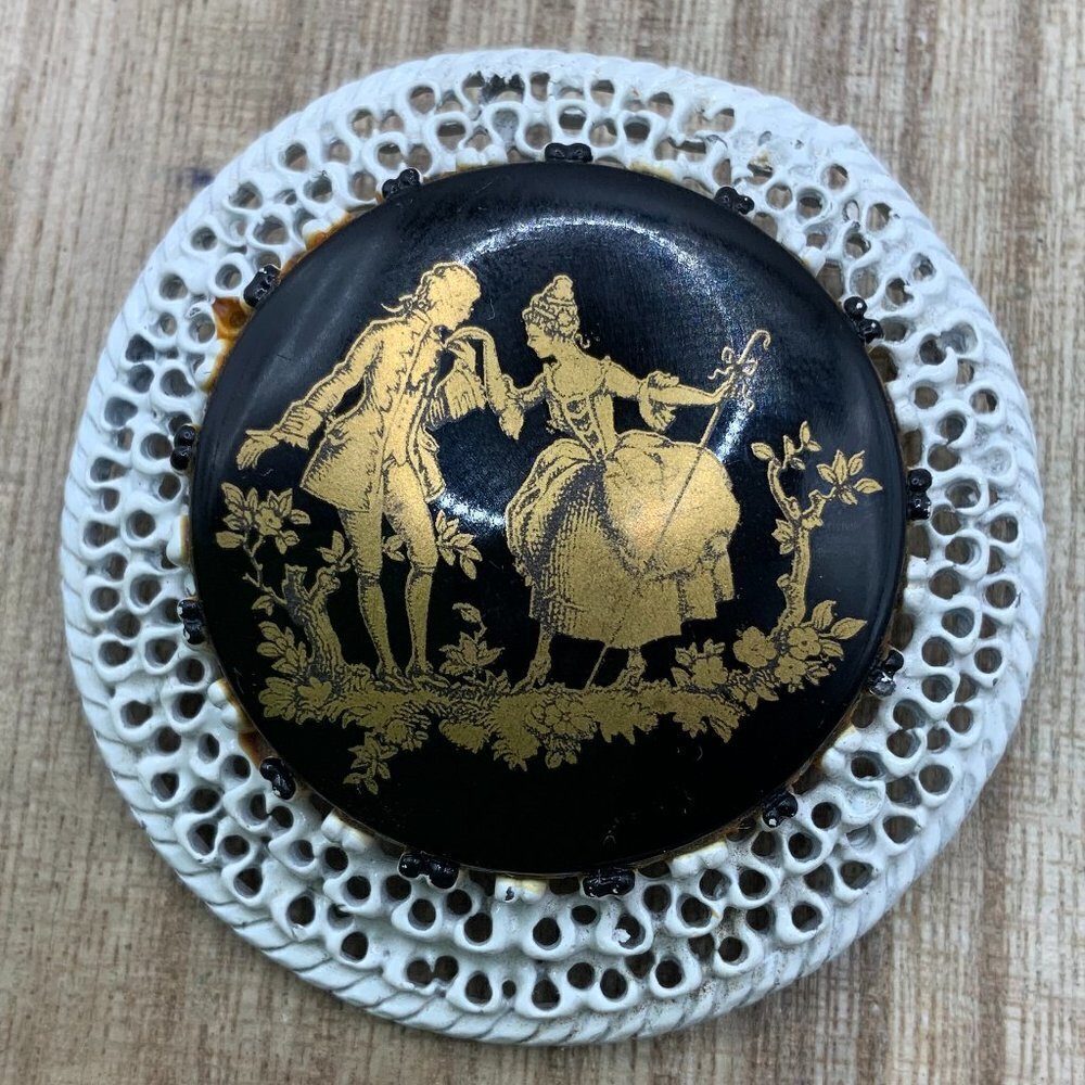 Victorian Courting Couple Vintage Black Gold Tone Cameo Brooch